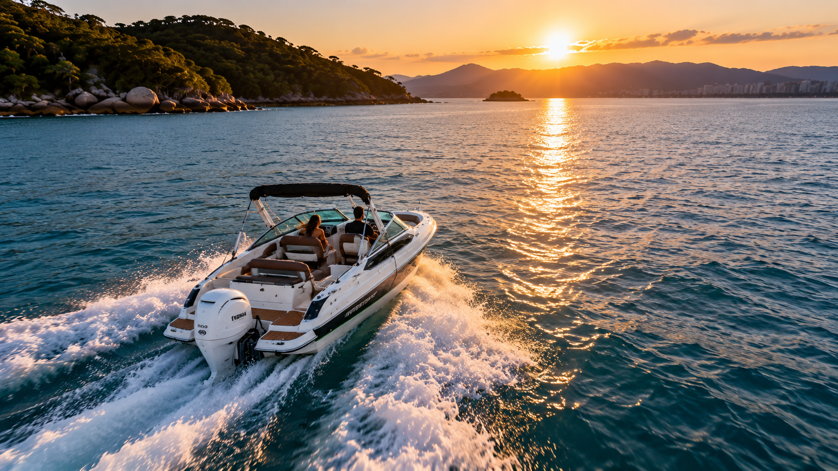 Lancha navegando ao pôr do sol